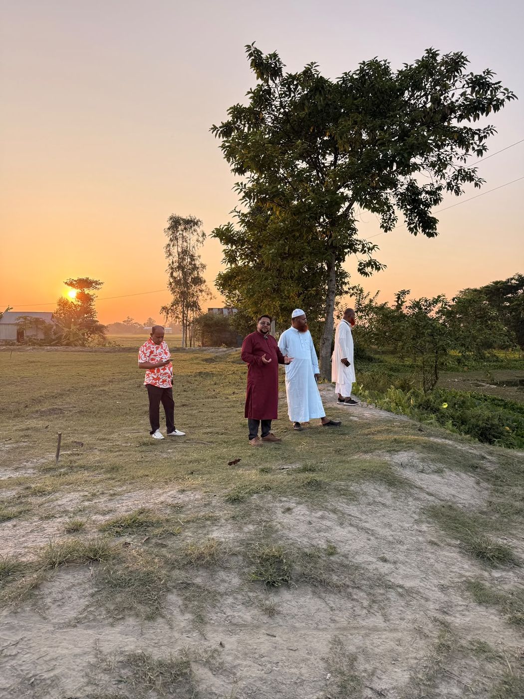 সূর্যাস্তের আলোয় খামারের খোলা মাঠ পরিদর্শন