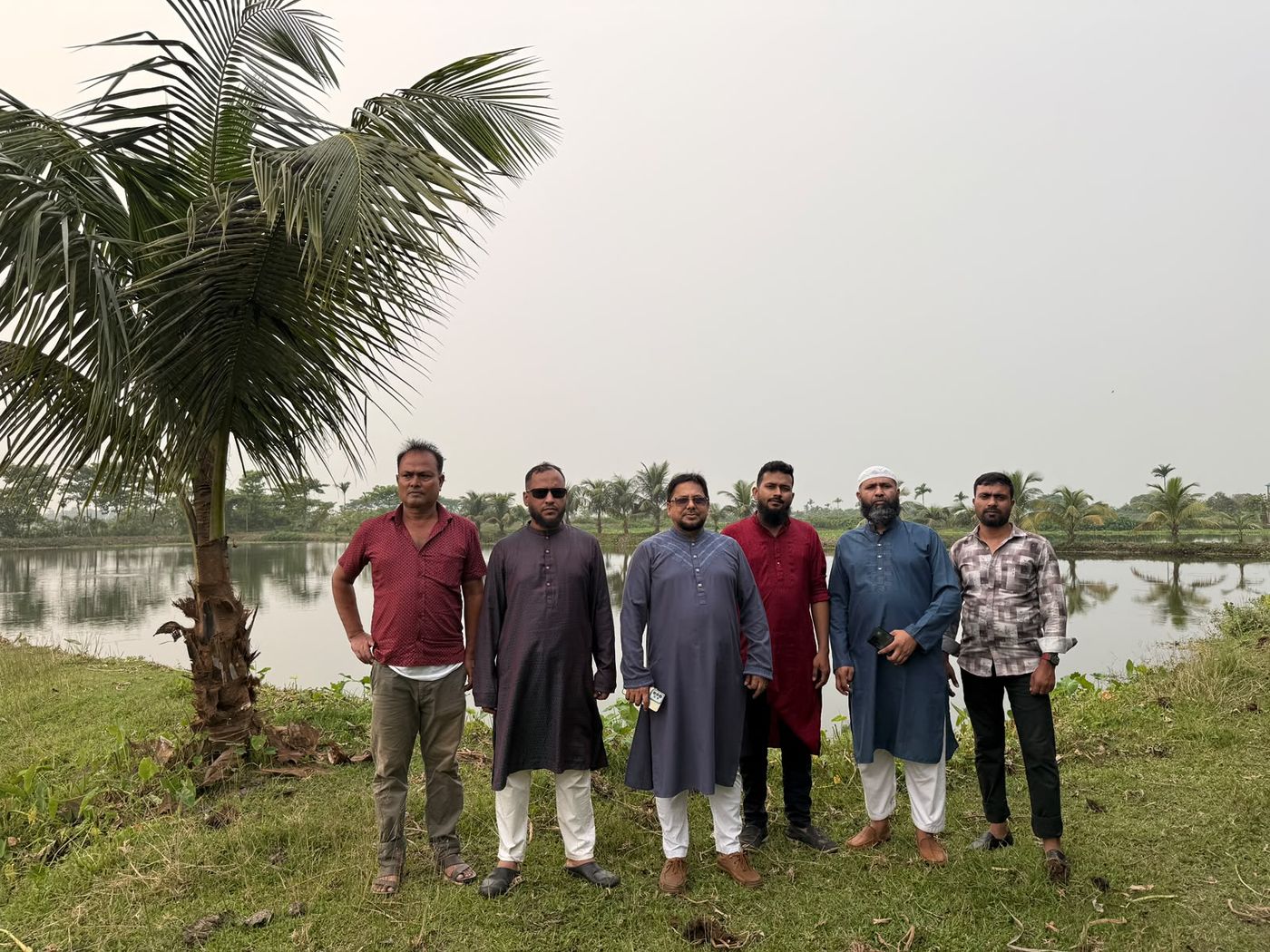 নারকেল গাছের পাশে পুকুর পাড়ে টিম